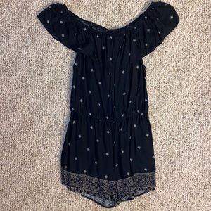 Black, Patterned off-the-shoulder romper